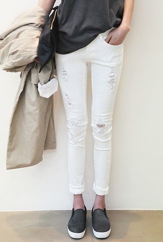 Comment porter un jean blanc: Pour une tenue de tous les jours pleine de caractère et de personnalité associe un trench beige avec un jean blanc. Tu veux y aller doucement avec les chaussures? Choisis une paire de baskets à enfiler gris foncé pour la journée.