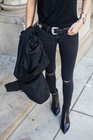 Comment porter un trench noir: Essaie d'associer un trench noir avec un jean skinny déchiré noir pour une tenue confortable aussi composée avec goût. Cette tenue se complète parfaitement avec une paire de bottines en cuir noires.