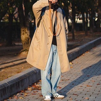 Comment porter un sac bleu marine: Marie un trench marron clair avec un sac bleu marine pour un look confortable et décontracté. Cette tenue est parfait avec une paire de baskets basses en toile blanches et noires.