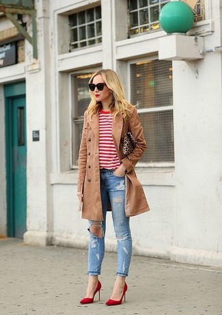 Comment porter un jean skinny bleu clair: Essaie d'associer un trench marron clair avec un jean skinny bleu clair pour une tenue idéale le week-end. Une paire de escarpins en daim rouges est une option génial pour complèter cette tenue.