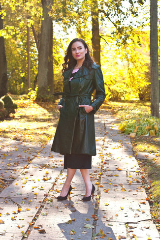 Comment porter un trench en cuir vert foncé: Associe un trench en cuir vert foncé avec une jupe-culotte vert foncé pour une tenue idéale le week-end. Cette tenue se complète parfaitement avec une paire de escarpins en daim noirs.