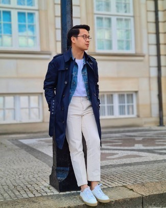 Une veste en jean à porter avec un trench bleu marine: Associe un trench bleu marine avec une veste en jean pour créer un look chic et décontracté. Jouez la carte décontractée pour les chaussures et termine ce look avec une paire de baskets basses en toile blanches.