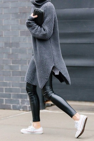Comment porter une tunique gris foncé: Pense à harmoniser une tunique gris foncé avec des leggings en cuir noirs pour une tenue idéale le week-end. Cet ensemble est parfait avec une paire de baskets basses blanches.