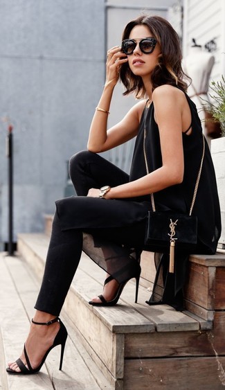 Comment porter une tunique noire: Pense à marier une tunique noire avec des leggings noirs pour obtenir un look relax mais stylé. Une paire de sandales à talons en daim noires est une option génial pour complèter cette tenue.