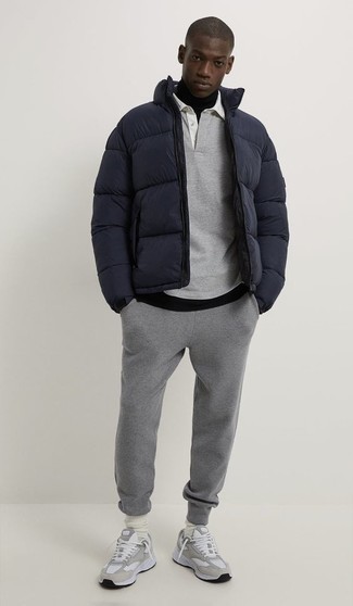 Comment porter un pull à col roulé avec des chaussures de sport