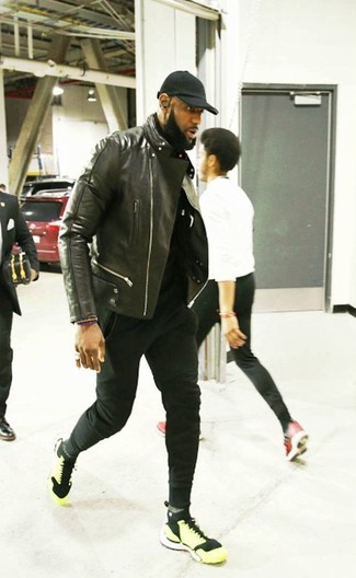 Comment porter un pull à col roulé avec des chaussures de sport