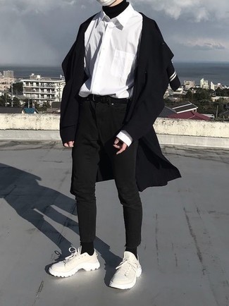 Comment porter un pull à col roulé avec des chaussures de sport