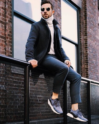 Comment porter un pull à col roulé avec des chaussures de sport