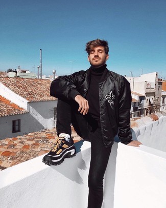 Comment porter un pull à col roulé avec des chaussures de sport