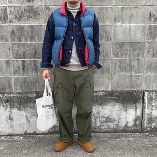Comment porter un pull à col roulé avec un pantalon cargo