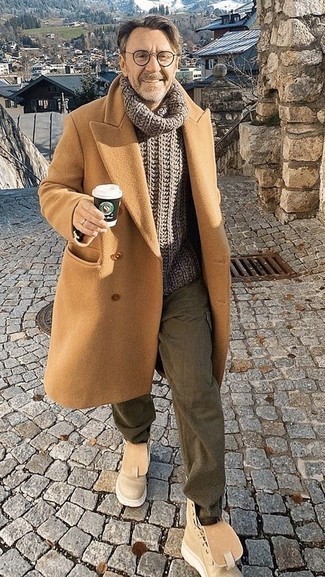 Comment porter un pull à col roulé avec un pantalon cargo