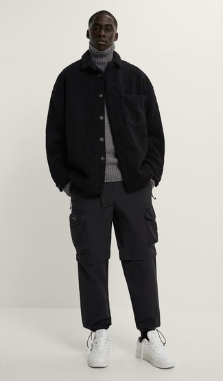 Comment porter un pull à col roulé avec un pantalon cargo à 30 ans