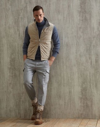 Comment porter un pull à col roulé avec un pantalon cargo à 30 ans