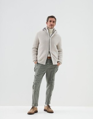 Comment porter un pull à col roulé avec un pantalon cargo