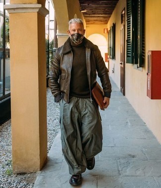 Comment porter un pull à col roulé avec un pantalon cargo