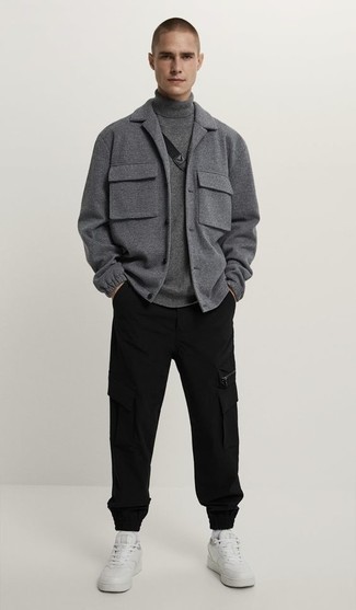 Comment porter un pull à col roulé avec un pantalon cargo
