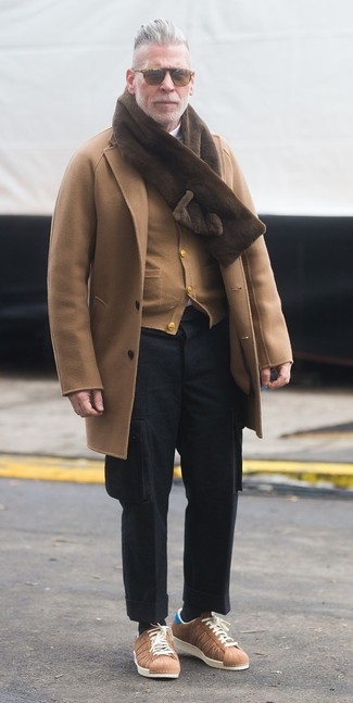 Comment porter un pull à col roulé avec un pantalon cargo pour un style chic decontractés