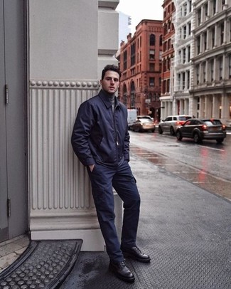 Comment porter un pull à col roulé avec un pantalon cargo pour un style chic decontractés