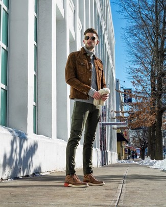 Comment porter un pull à col roulé avec un pantalon cargo