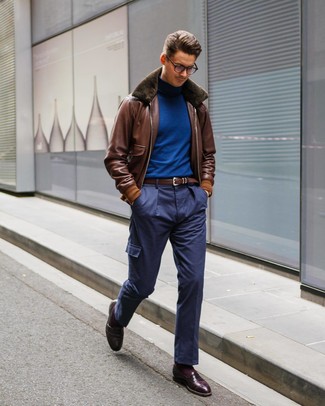 Comment porter un pull à col roulé avec un pantalon cargo pour un style chic decontractés