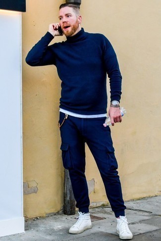 Comment porter un pull à col roulé avec un pantalon cargo à 30 ans