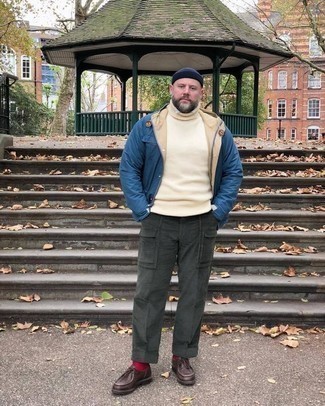 Comment porter un pull à col roulé avec un pantalon cargo