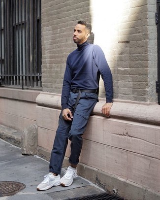 Comment porter un pull à col roulé avec un pantalon cargo