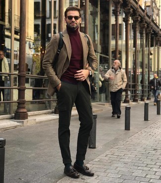 Comment porter un pull à col roulé avec un pantalon cargo pour un style chic decontractés