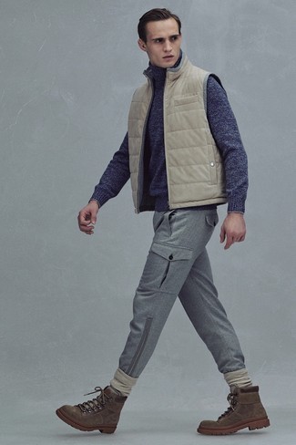 Comment porter un pull à col roulé avec un pantalon cargo