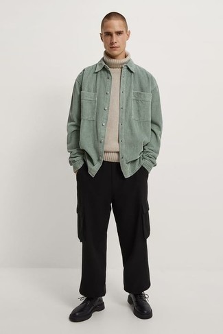 Comment porter un pull à col roulé avec un pantalon cargo
