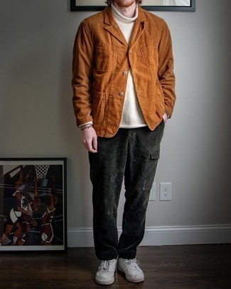 Comment porter un pull à col roulé avec un pantalon cargo