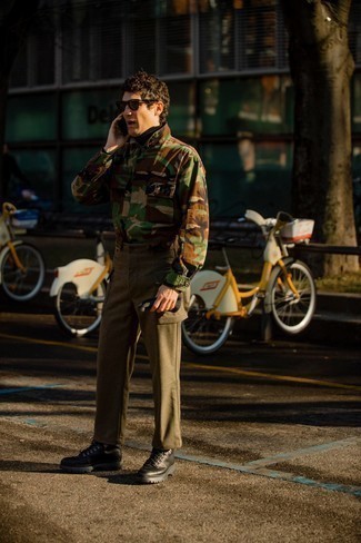 Comment porter un pull à col roulé avec un pantalon cargo