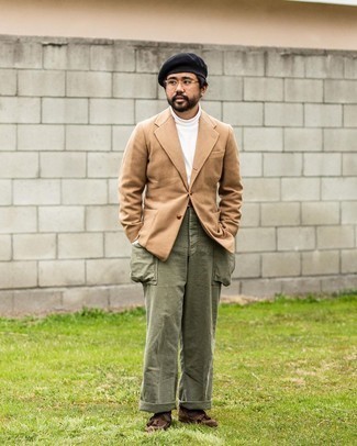 Comment porter un pull à col roulé avec un pantalon cargo