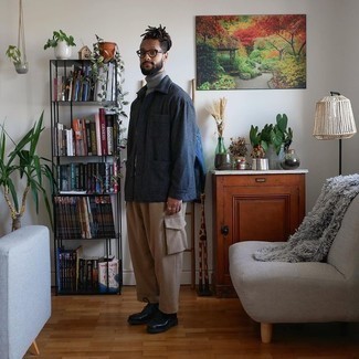 Comment porter un pull à col roulé avec un pantalon cargo