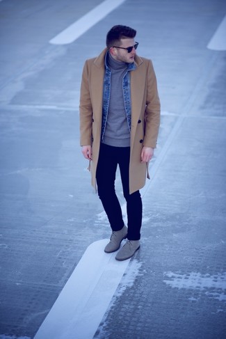 Comment porter un pull à col roulé avec des bottines chukka