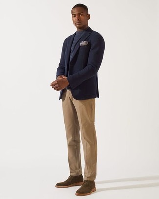 Comment porter un pull à col roulé avec des bottines chukka à 30 ans