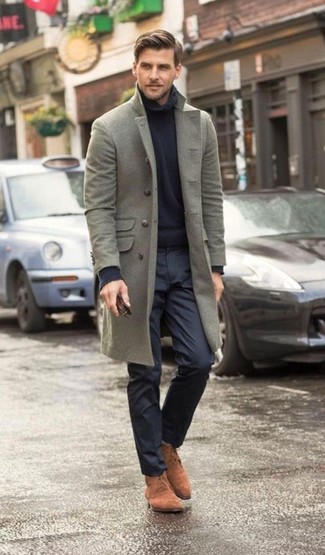 Comment porter un pull à col roulé avec des bottines chukka