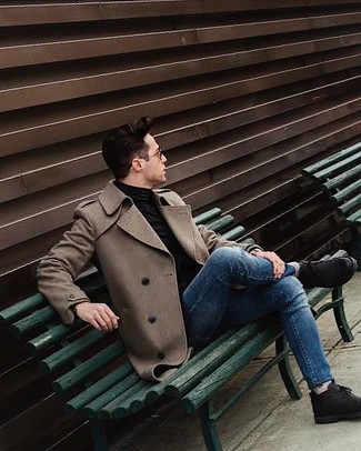 Comment porter un pull à col roulé avec des bottines chukka