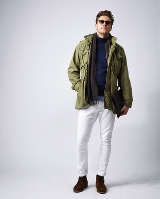 Comment porter un pull à col roulé avec des bottines chukka