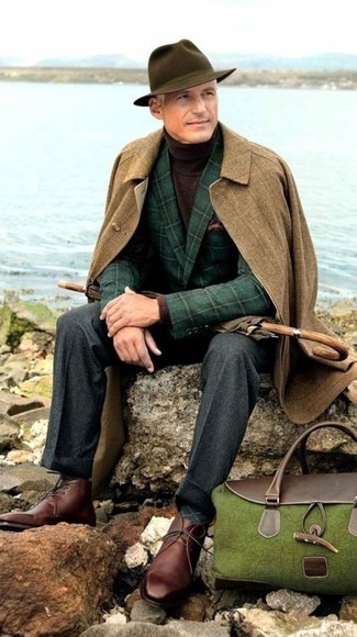 Comment porter un pull à col roulé avec des bottines chukka quand il fait froid