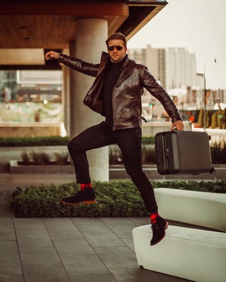Comment porter un pull à col roulé avec des bottines chukka