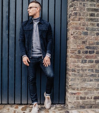 Comment porter un pull à col roulé avec des bottines chukka