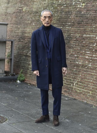 Comment porter un pull à col roulé avec des bottines chukka quand il fait froid