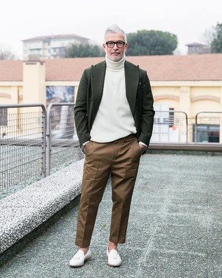 Comment porter un pull à col roulé quand il fait chaud après 60 ans