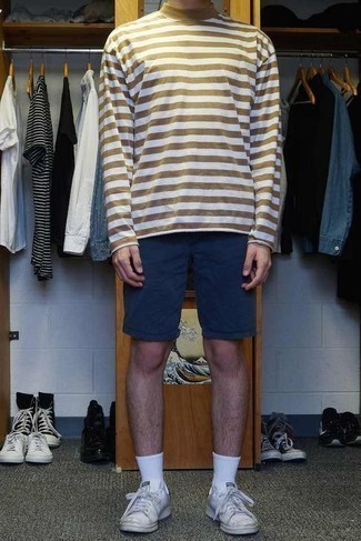 Comment porter un pull à col roulé pour un style decontractés en été