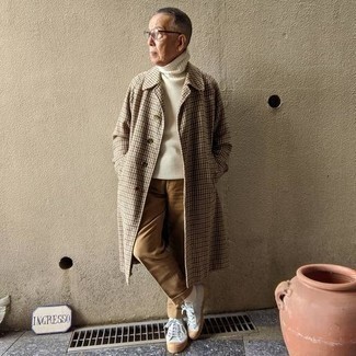 Comment porter un pull à col roulé pour un style chic decontractés quand il fait froid après 60 ans