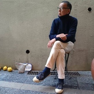 Comment porter un pull à col roulé quand il fait chaud après 60 ans