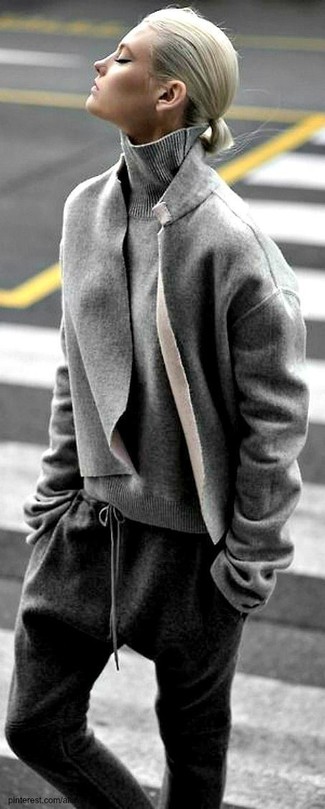 Comment porter un pull à col roulé avec un pantalon de jogging