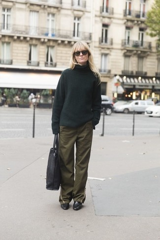 Comment porter un pull à col roulé avec un pantalon de jogging