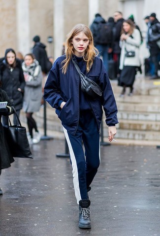 Comment porter un pull à col roulé avec un pantalon de jogging